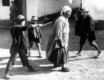 Aprószentek-napi vesszőzés (A kép forrása: Magyar néprajzi lexikon)