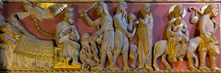 Az alvó háromkirályok, valamint az egyiptomi menekülés jelenetei között a betlehemi gyermekgyilkosság (Ábrázolás a pécsi székesegyházban)