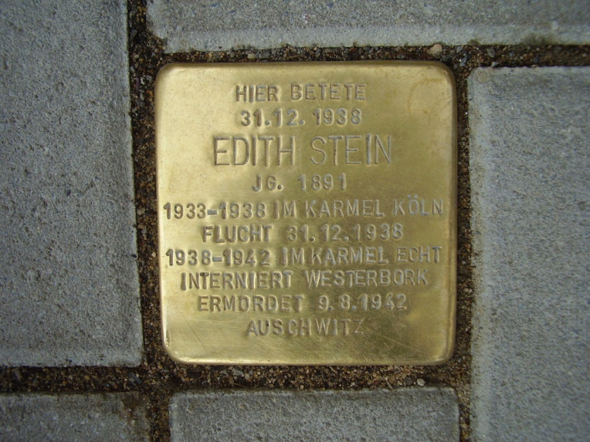 A kölni Kármel bejáratánál található „botlatókő”