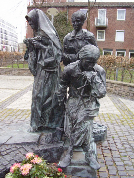 Bert Gerresheim: Egy szent csoportképe, 1999. (Az Edith Stein három életszakaszát ábrázoló kölni emlékmű)