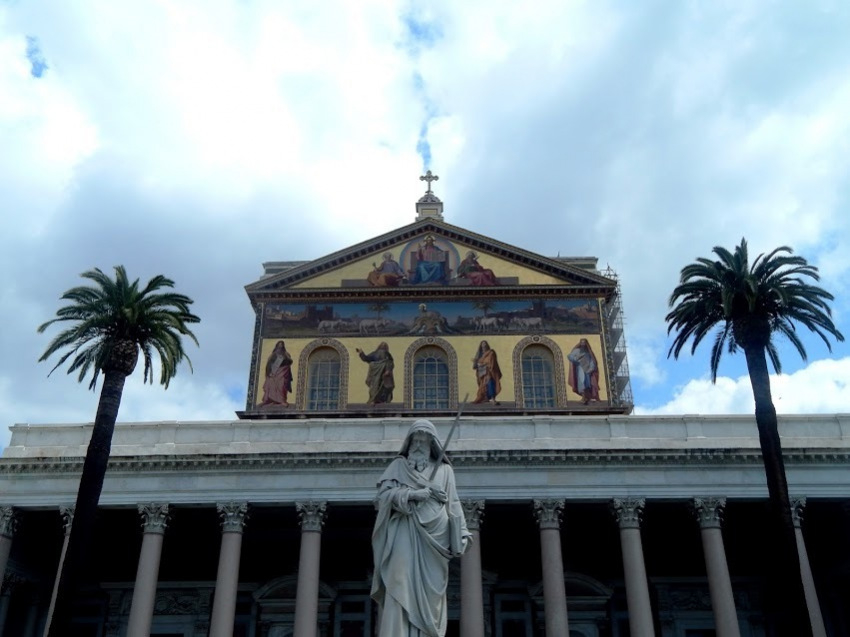 Szent Pál szobra a római Falakon kívüli Szent Pál-bazilikánál (Giuseppe Obici alkotása)