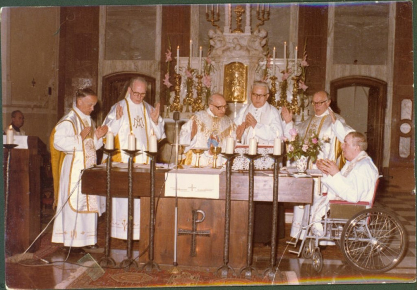 A koncelebrálók (balról jobbra): Johannes Schasching, Hegyi János, Pedro Arrupe, Süle Géza, Kollár Ferenc és Horváth Mihály