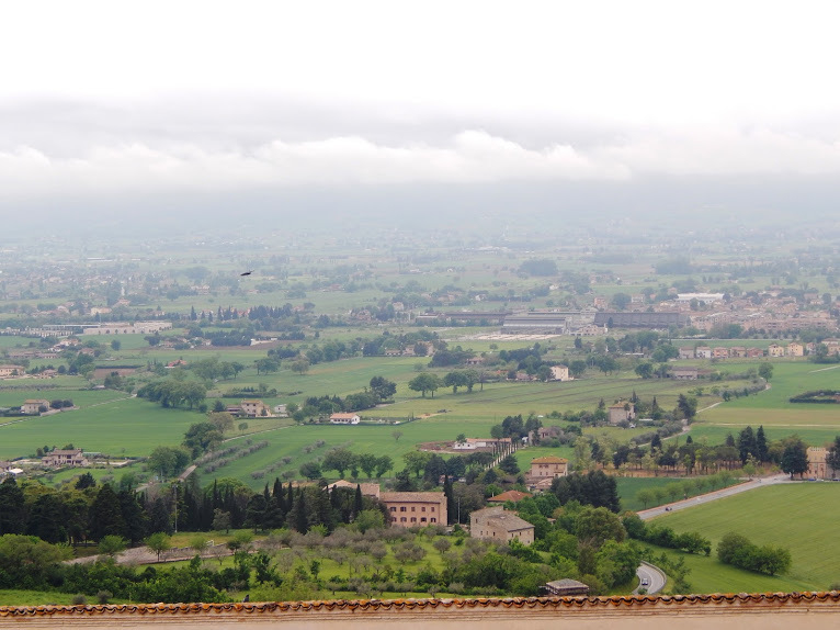 Pillantás az umbriai tájra az assisi bazilika mellől