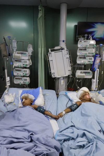 Rabeya ébredés után fogja a még alvó Rukaya kezét