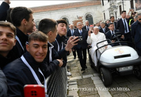 Ferenc pápa a fiataloknak Velencében: Használd a mobilodat, de találkozz az emberekkel!