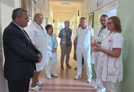 Felföldi László püspök a szekszárdi kórházba látogatott