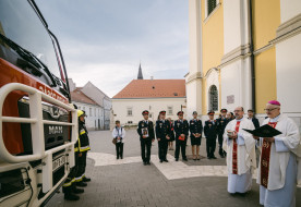 Spányi Antal püspök megáldotta a Fejér vármegyei tűzoltókat és új gépjárművüket