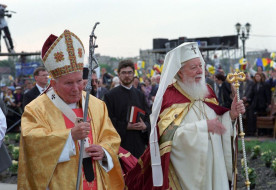 II. János Pál Bukarestben – 25 éve látogatott először római pápa ortodox többségű országba