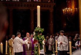 Erdő Péter bíboros mindenszentekkor: A Krisztussal való találkozást ünnepeljük a szentekben