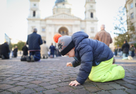 21. alkalommal volt elsőszombati TÉRdeplő rózsafüzér a Szent István-bazilika előtt