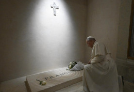 XIV. Leó ismét Ferenc pápa sírjánál imádkozott