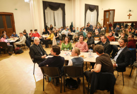 Szeretnénk a föld sója lenni – Fiatalok találkoztak Erdő Péterrel a szinodalitás jegyében