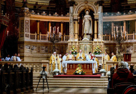 Az önzetlen szeretet ma is szükséges – Szentmisével zárta jubileumát a Katolikus Szeretetszolgálat