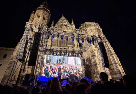 Guilherme Peixoto portugál pap-DJ keverte a zenét a kassai ifjúsági találkozón