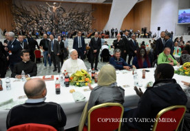 Egy asztalnál a pápával – Szegények ebédje a Vatikánban