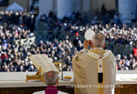 Leó pápa homíliája: A kórus az úton lévő, Istent dicsérő, másoknak segítő kezet nyújtó Egyház jele
