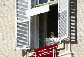 XIV. Leó pápa vasárnap délben: A sötét órákban a keresztség világosság