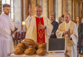 Veres András megáldotta a Káldi-biblia kiadásának 400. évfordulójára készült „próféta kenyerét”
