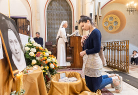 Mit írna nekem Lisieux-i Szent Teréz? – Személyes hangú beszámoló a budapesti rózsaeső imaestről