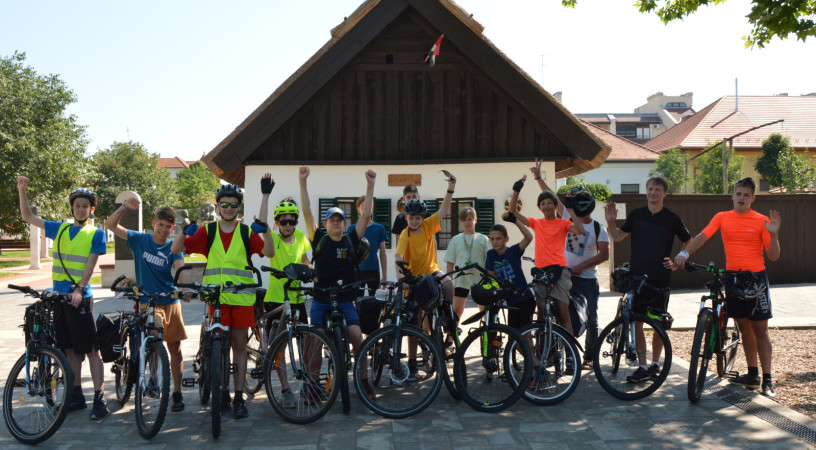 Pannonhalmáról bicikliznek diákok a párizsi olimpiára – Horváth Tamással beszélgettünk