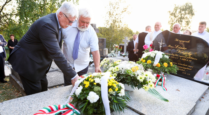 Ma is keresztet tartó papokra van szükség – Posztumusz Parma fidei díjat kapott Lénár Károly