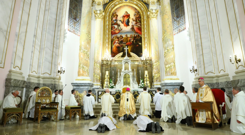 A Lélek élő és éltető, nem tűri a romot – Papszentelést ünnepeltek Kalocsán Szent Asztrik napján