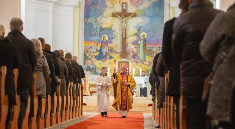 Imánk elárulja, ki nekünk az Isten – Varga László püspök megáldotta a felújított nagyatádi templomot