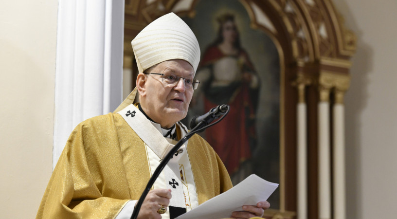 A szent hely tovább építi a hitünket – Erdő Péter bíboros felszentelte Tokodaltáró templomát