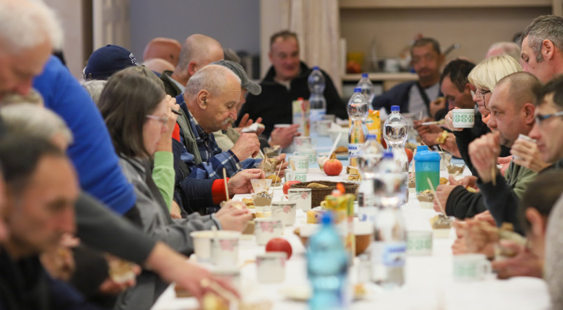 A szeretet asztalánál – Hajléktalanokat láttak vendégül a Budavári Nagyboldogasszony Főplébánián