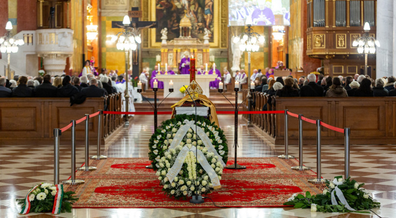 Akadályokat hárított el az Isten felé vezető úton – Örök nyugalomra helyezték Katona István püspököt