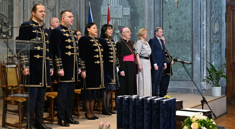 Oklevélátadó díszünnepséget tartott az Eszterházy Károly Katolikus Egyetem az egri Líceumban