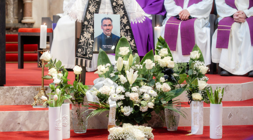 Most különösen is magához öleli Isten – Végső nyugalomra helyezték Rigó Jenő jezsuitát