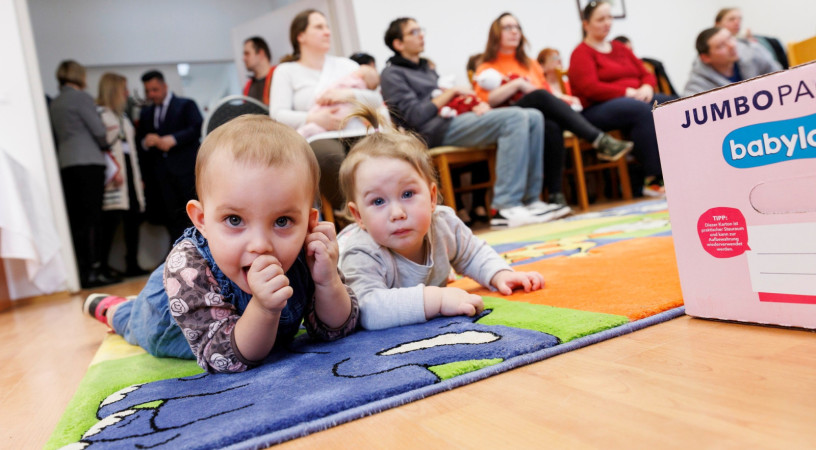 Szimbolikus keresztszülőként – Elindult a Karitász és a dm drogérialánc Együtt a babákért programja