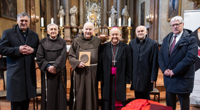Sokaknak volt eligazító fénye – Reisz Pál atya átvette a Parma Fidei díjat