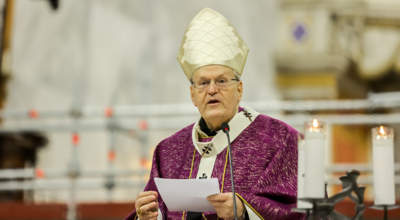 Erdő Péter bíboros a kórházban is imádságában hordoz minket, mi is fohászkodjunk érte!