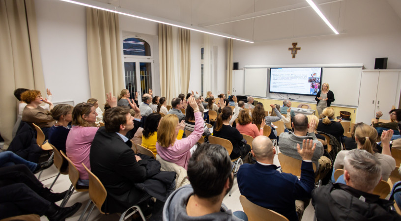 Tízből csak két osztályban nincs kortárs zaklatás – Jármi Éva pszichológus előadása a bullyingról
