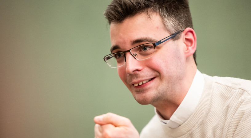 Végtelen tűz és gyönyörűség – Riesz Benedek előadása az istenkapcsolatról a Café Francescóban