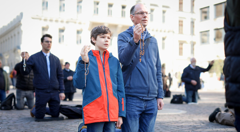 25. alkalommal gyűltek össze elsőszombati TÉRdeplő rózsafüzér imára a Szent István-bazilikánál