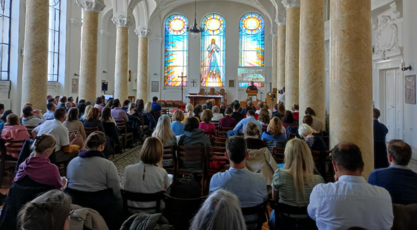 Ott kell maradnunk a pusztában, hogy Isten cselekedjen – Kardos Csongor OFM a pálferis lelkinapon