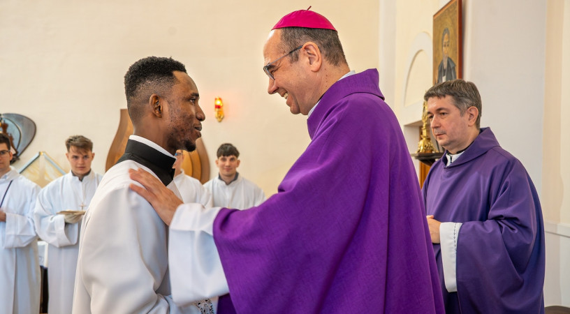 A pap Isten fényét engedi be a világba – Nigériai szeminarista beöltözését ünnepelték Zalaegerszegen