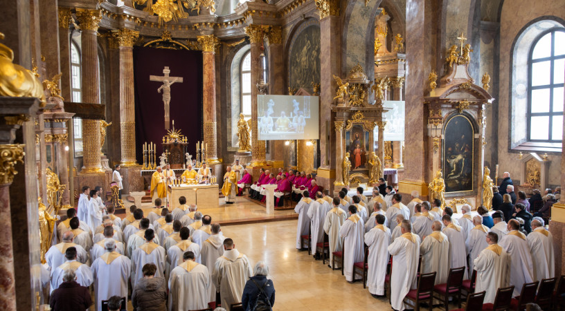 Bízni Istenben és bízni egymásban – A Könnyező Szűzanyához zarándokolt a papság Győrben