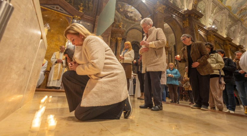 Lelki adoptálás és püspöki szentmise Gyümölcsoltó Boldogasszony ünnepén a győri székesegyházban