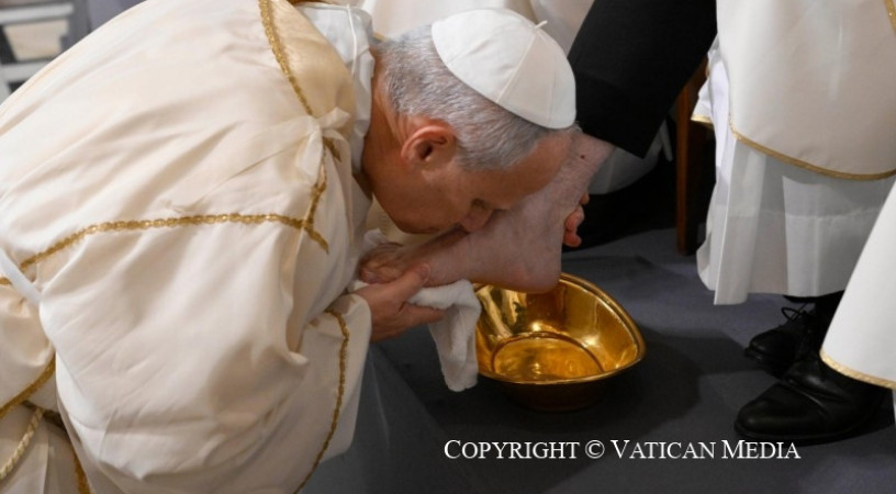 XIV. Leó pápa homíliája nagycsütörtök este: A térdre rogyott emberiség előtt, mi is térdeljünk le