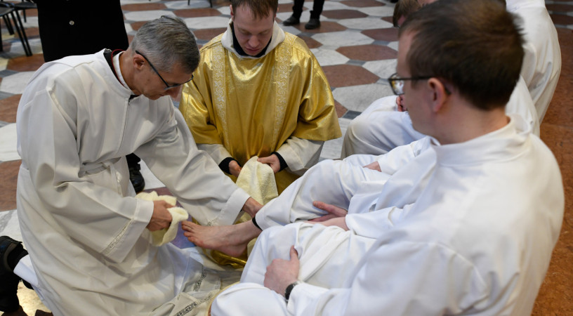 A szeretet, amelyet csak később értünk meg – Az utolsó vacsora emlékmiséje Esztergomban
