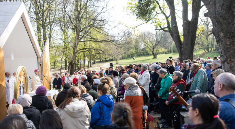 Tudunk-e az irgalmasság emberei lenni? – Fábry Kornél celebrált szentmisét az Anna-réti kápolnánál