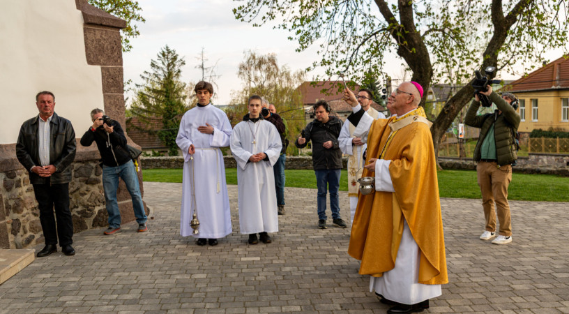 Ternyák Csaba érsek megáldotta a felújított gyöngyöspatai templomot