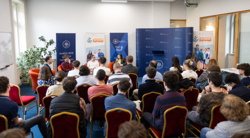 Odalép, és megérinti a sebet – Új piarista kiadványokat mutattak be Budapesten