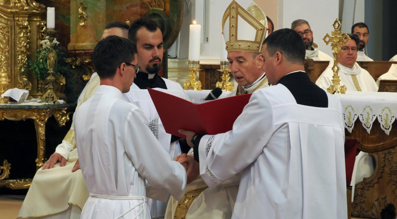 „Egyesítsd szívedet Mária és Jézus szívével” – Diakónusszentelést ünnepeltek Zircen