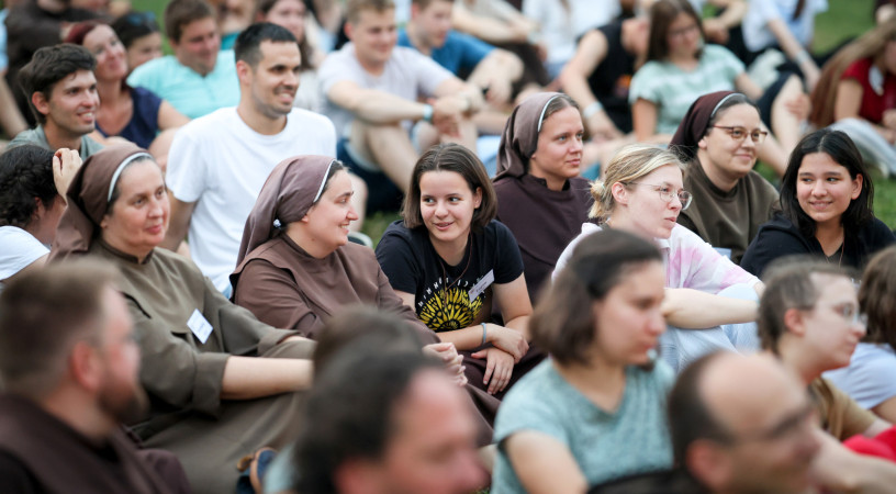 Nyolcszáz év örökségével a fiatalok között – Kárpát-medencei ferences találkozót rendeztek Szegeden