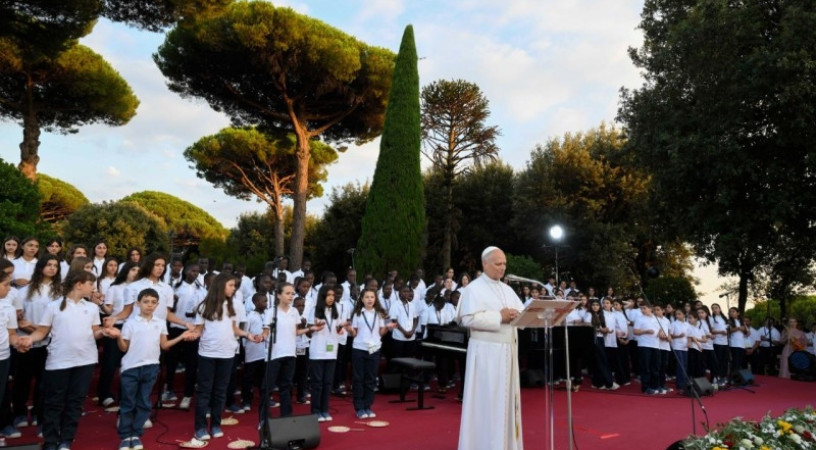 Leó pápa: A szépség Istenhez vezet – Bocelli és nehéz sorsú gyerekek énekeltek Castel Gandolfóban